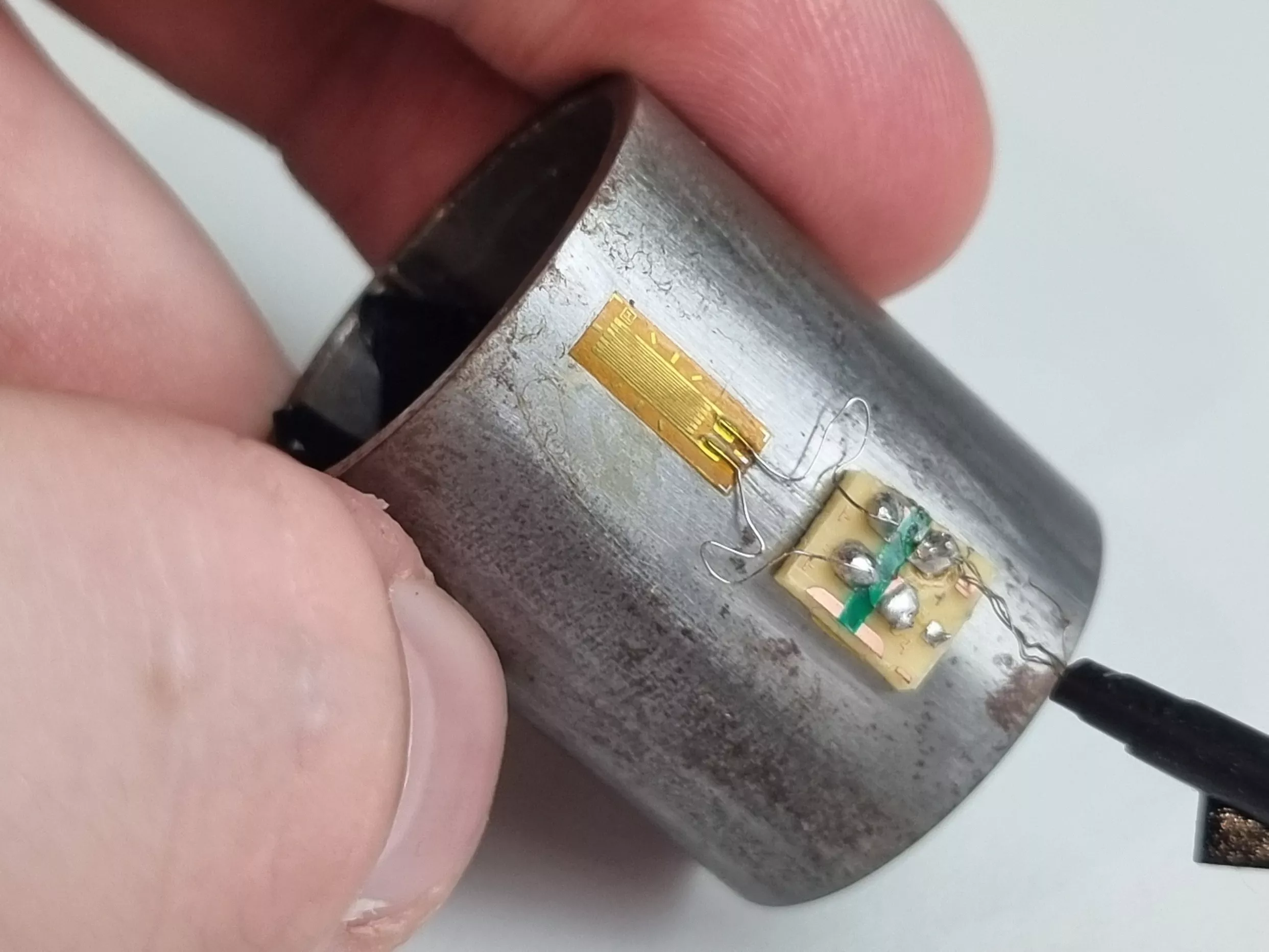 Geklebte DMS auf einem Metallrohr